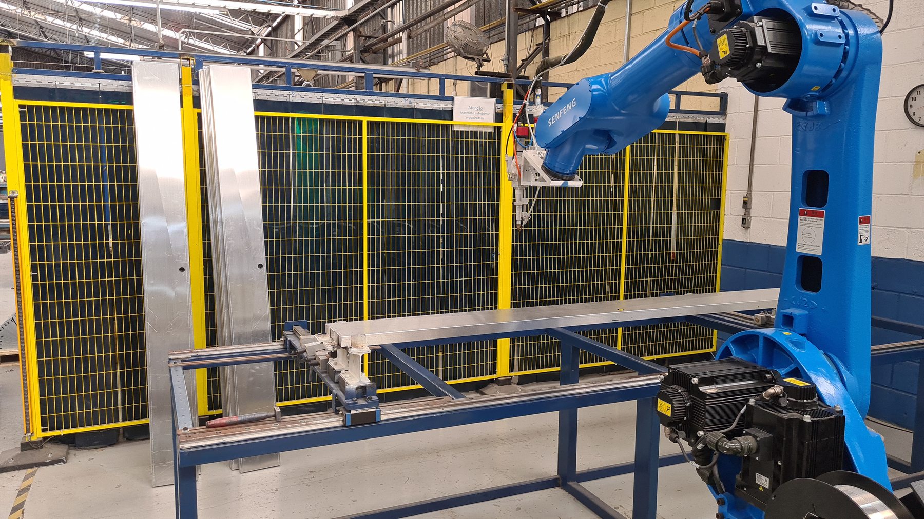 Célula robotizada de soldagem laser registrada durante atendimento técnico à ELGIN