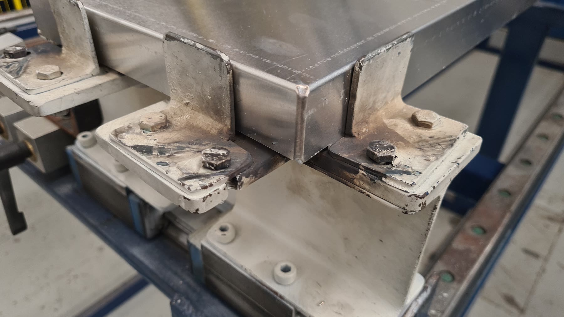 Peça de alumínio posicionada em dispositivo de fixação durante o desenvolvimento do processo