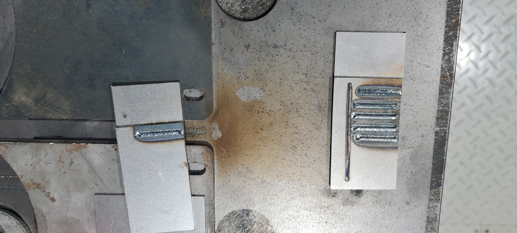 Amostras de soldagem laser organizadas para comparação e validação do processo