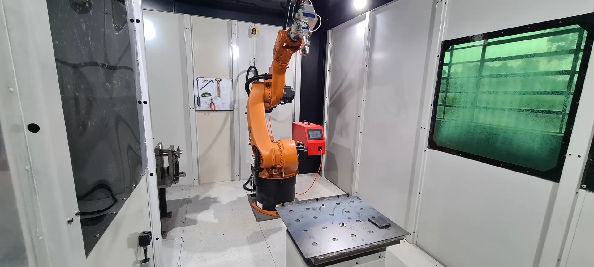Figura 2 — Célula robotizada de soldagem laser preparada para análise técnica
