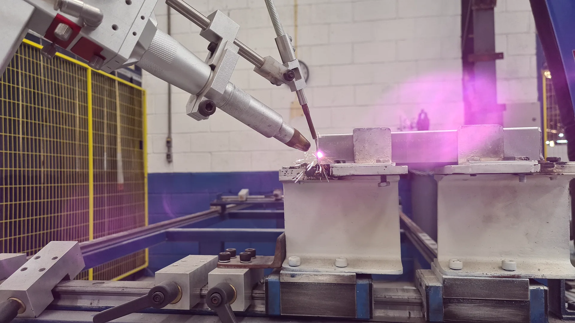 Figura 1 — Processo robotizado de soldagem laser em célula industrial protegida