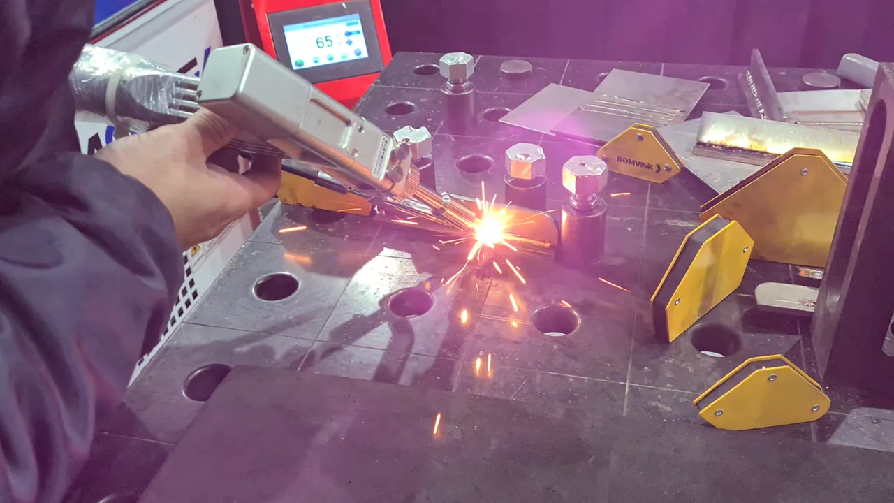 Treinamento prático de soldagem laser em ambiente industrial