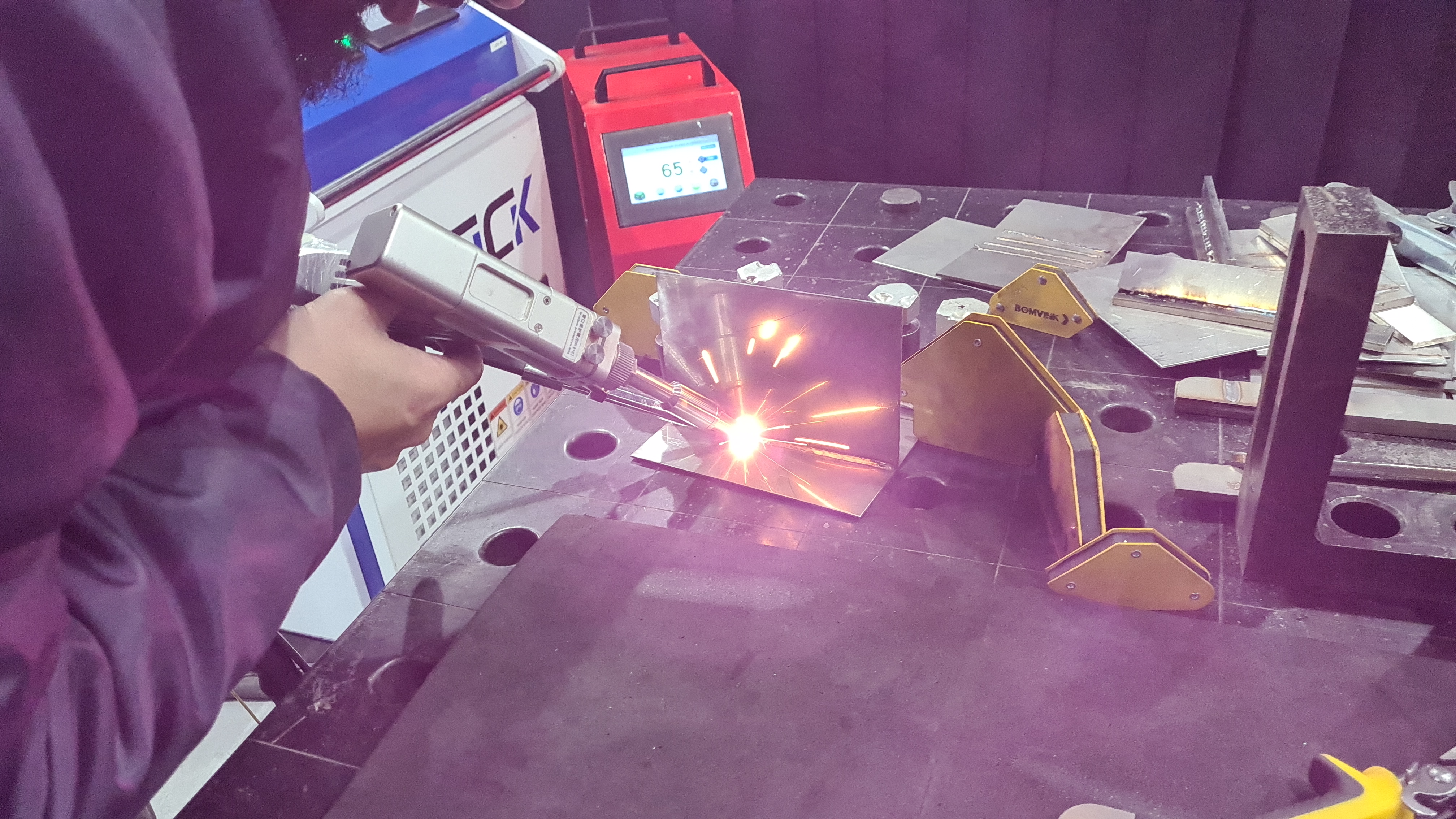 Treinamento prático de soldagem laser com participantes em ambiente industrial